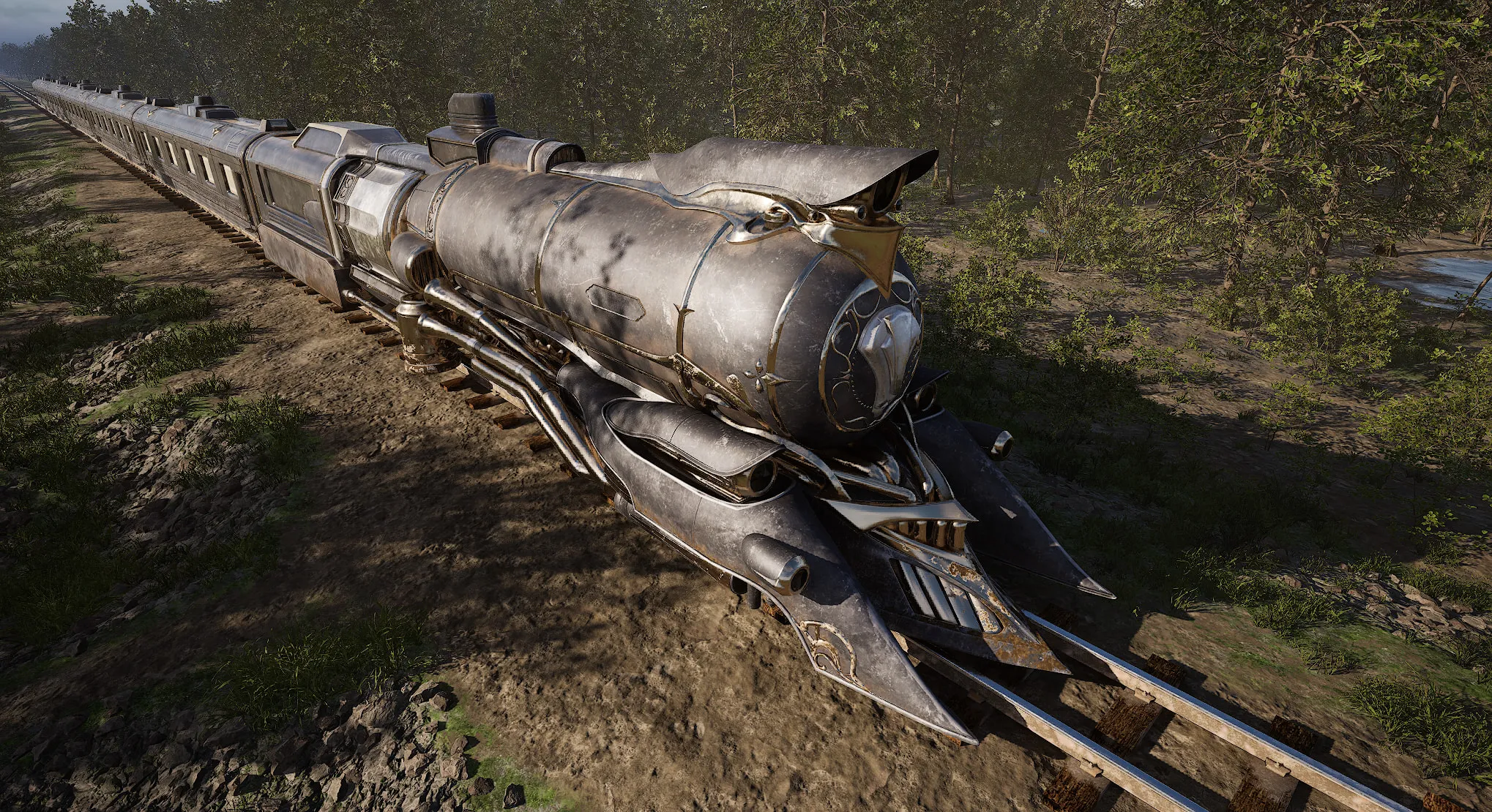 La locomotive vue de trois quarts avant, en légère plongée, sur la voie forestière