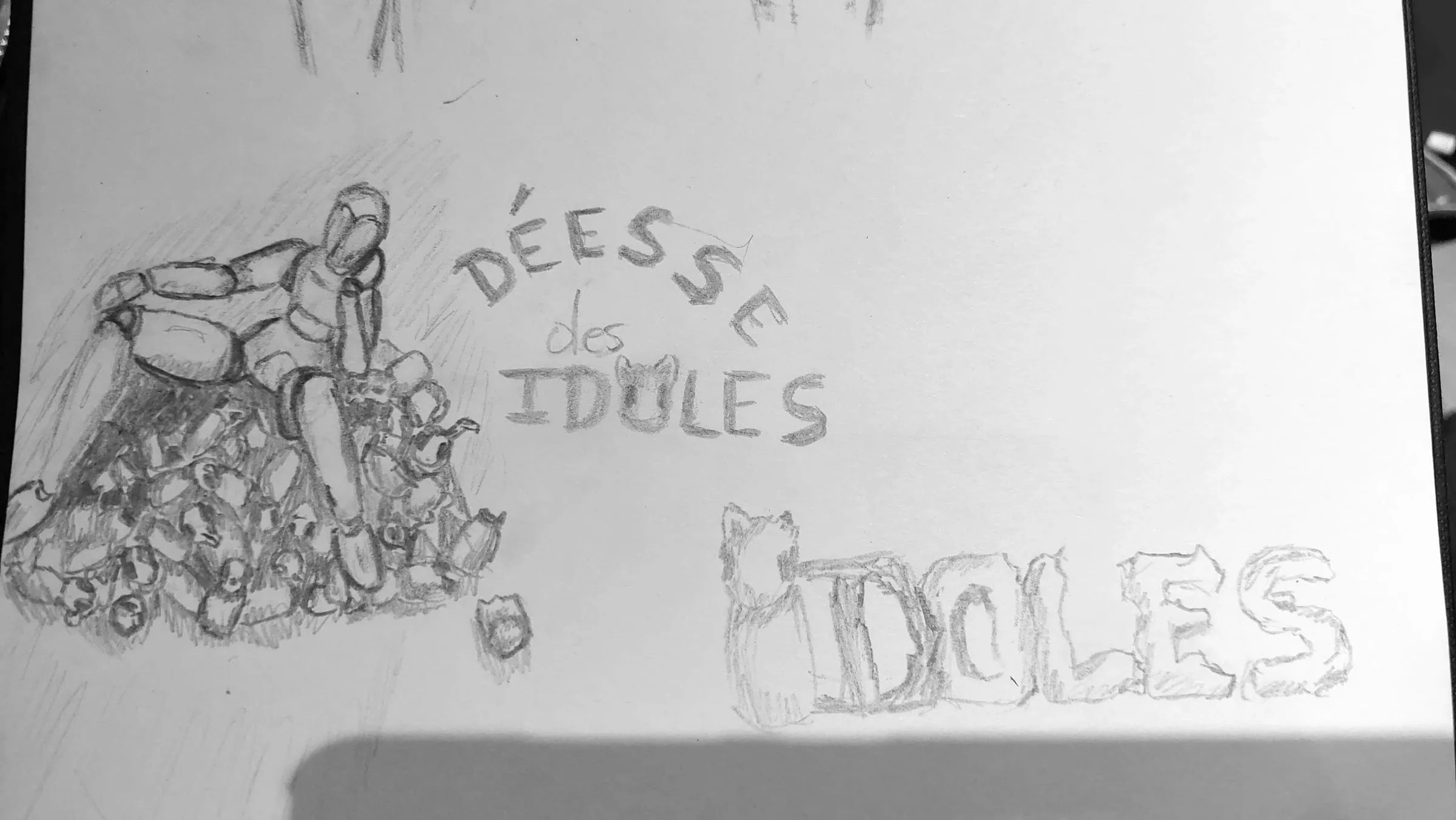 Croquis au crayon, une déesse assise sur une montagne de petites idoles, titre « Déesse des idoles »