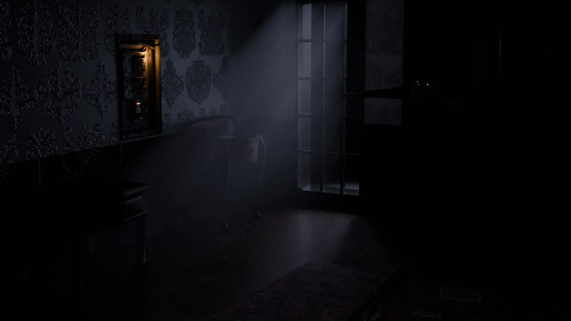 Un couloir dans la pénombre, un rai de lumière bleutée qui tombe de la fenêtre