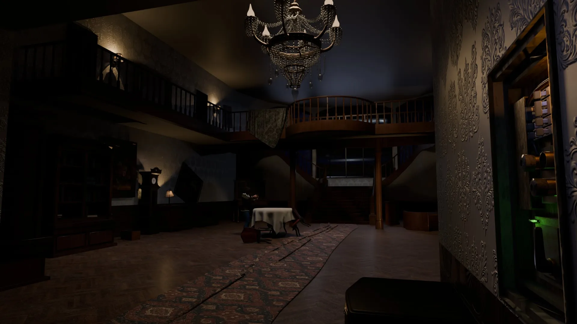 Le hall du manoir dans la pénombre, lustre allumé, mezzanine à balustres et long tapis