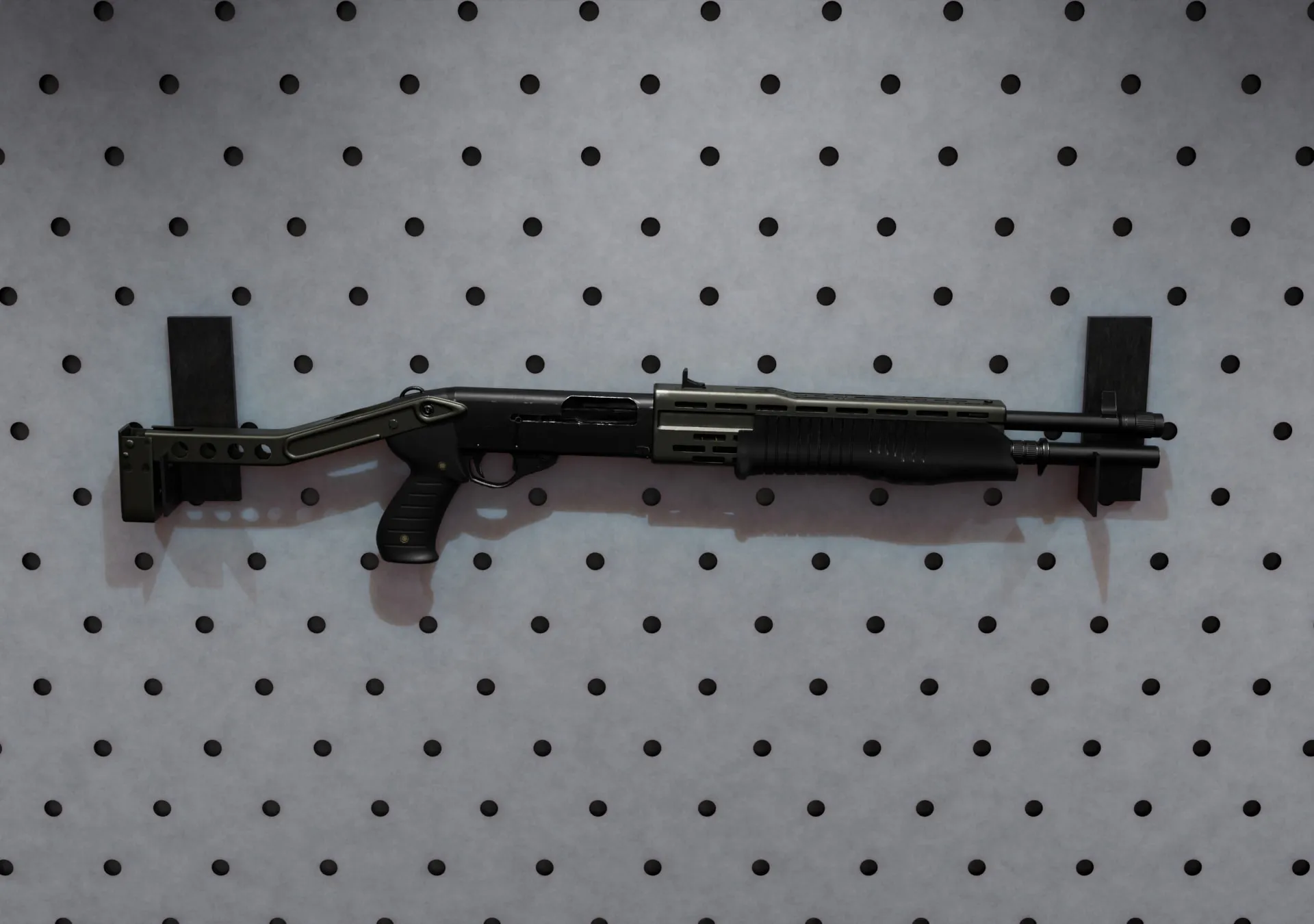 Le fusil SPAS 12 accroché sur un panneau perforé blanc, crosse repliée